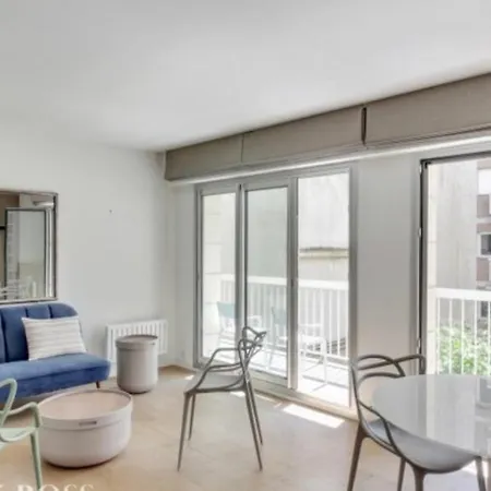 Another Attractive Flat Near By St-germain, St-placide Apartmán